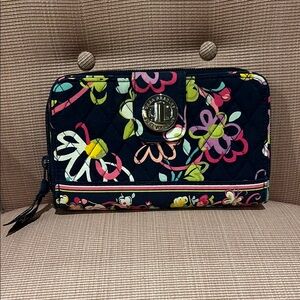 Vera Bradley Turnlock and zip wallet nearly excellent